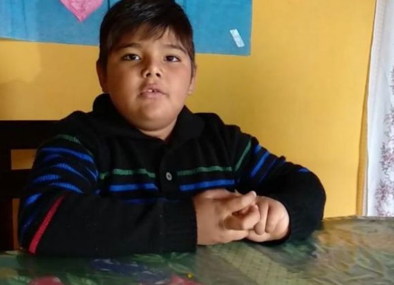 Un estudiante de Pinedo promete lealtad a la bandera en el acto presidido por Alberto Fernández