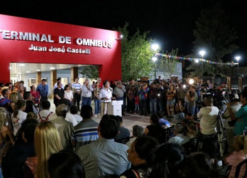 En Castelli, Capitanich inauguró obras en la terminal y una cancha de hockey
