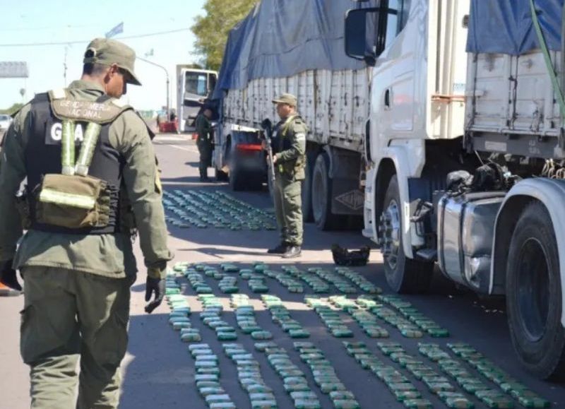 Secuestraron 129 kilos de hojas de coca que eran transportados escondidos en dos camiones