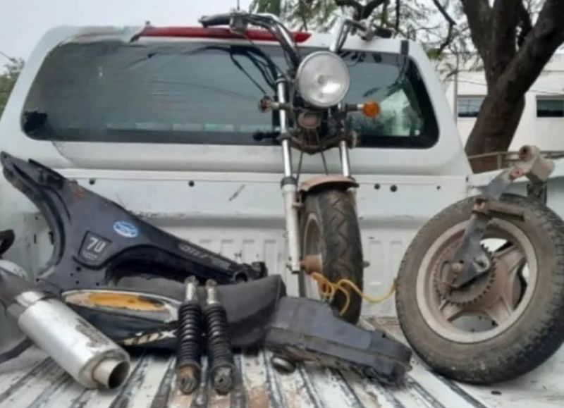 Sáenz Peña: detuvieron a un hombre que intentó ocultar motopartes robadas