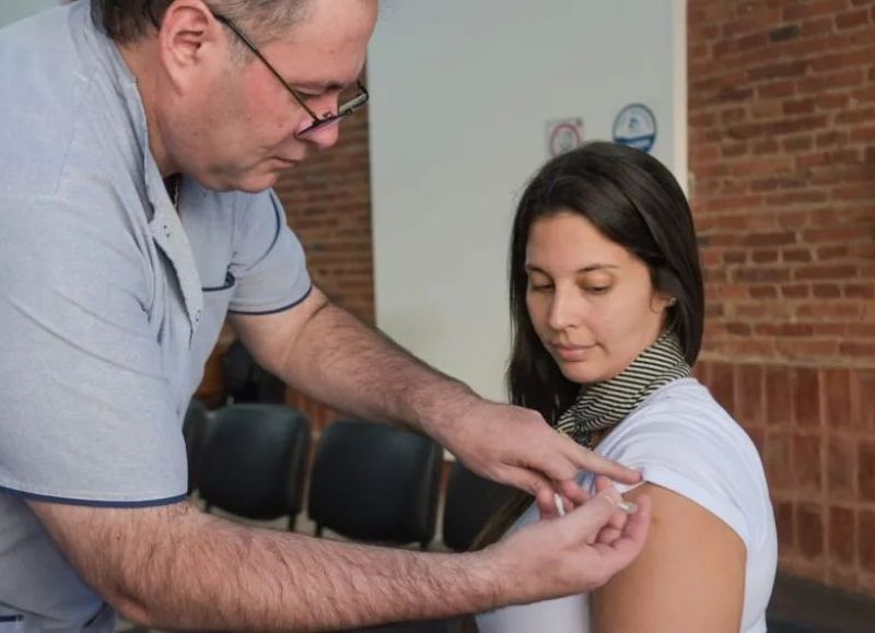 Este lunes continúa la vacunación contra el dengue