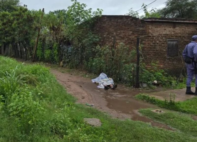 Hallaron tirado a un hombre sin vida en Castelli e investigan si murió electrocutado