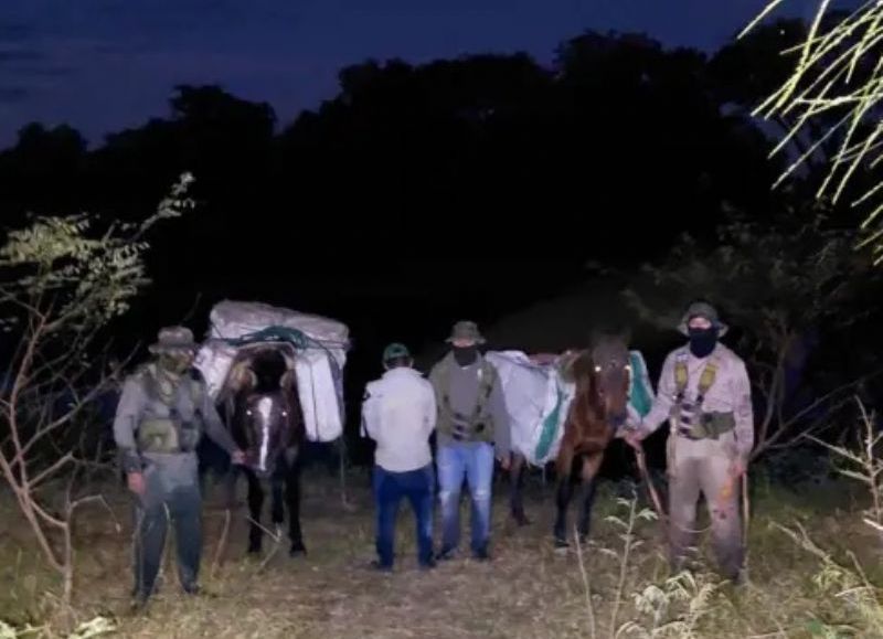 Detectaron a sujetos que utilizaban equinos para transportar 5.000 atados de cigarrillos en Las Palmas