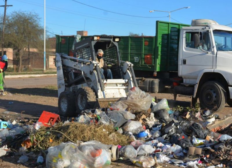 Siguen erradicando minibasurales producto de vecinos desaprensivos