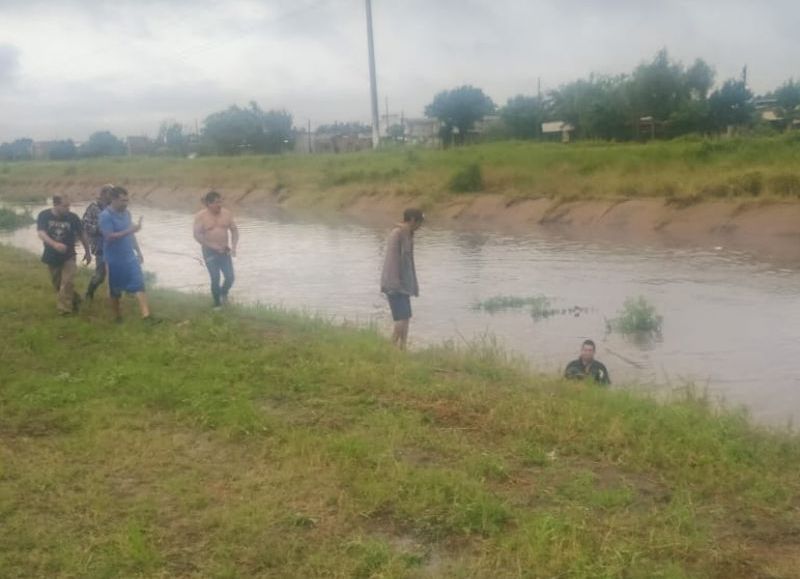 Bomberos rescataron a un perro arrastrado por el canal pluvial en Resistencia