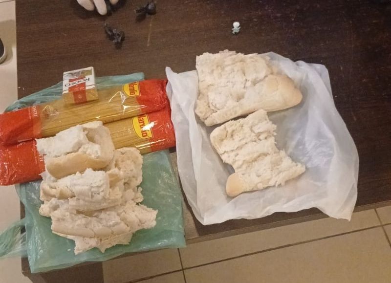 Resistencia: intentó pasar droga oculta en panes a un detenido y terminó notificado por narcotráfico
