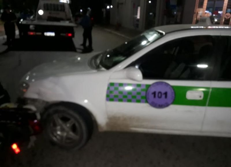 Remis trucho se da a la fuga y ocasiona un siniestro vial