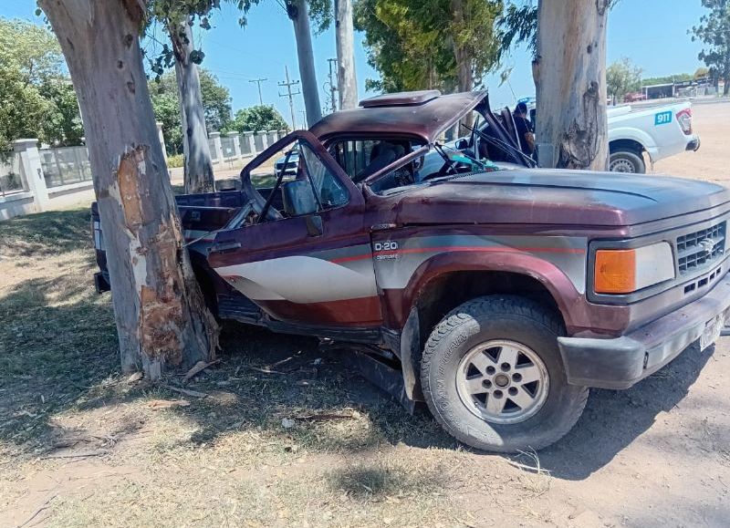 Un hombre perdió el control de su camioneta y terminó impactando contra un árbol en Charata