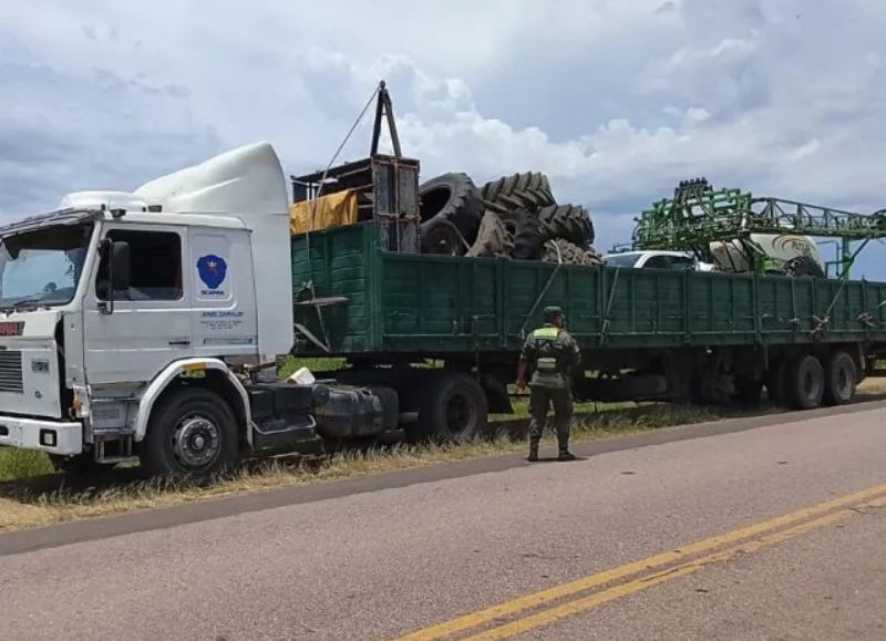 Detectaron un auto con pedido de secuestro en un camión que simulaba trasladar maquinaria rural
