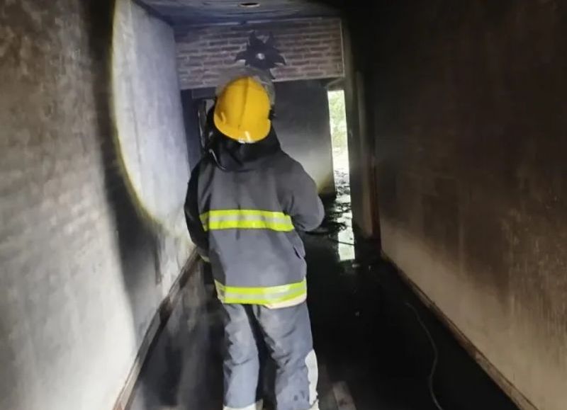 Un incendio destruyó casi por completo una vivienda en Colonias Unidas