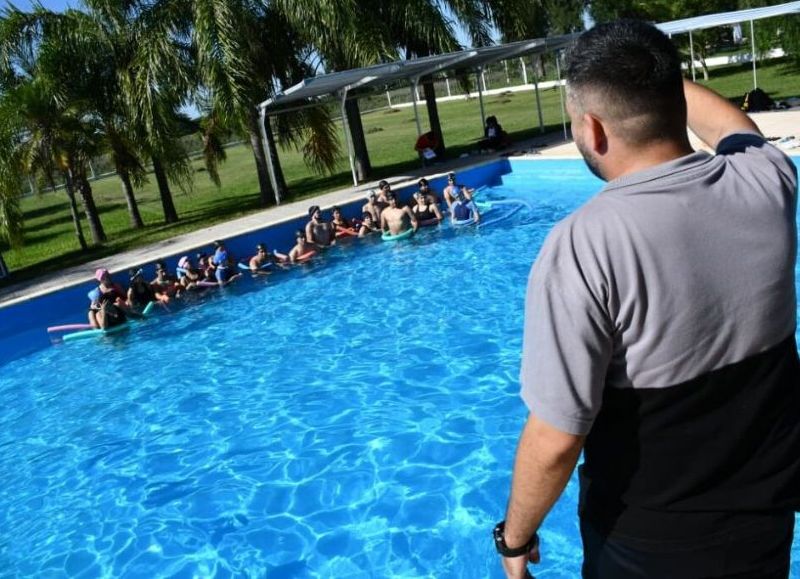 Laguna Blanca impulsa prácticas de natación para futuros profesores de Educación Física