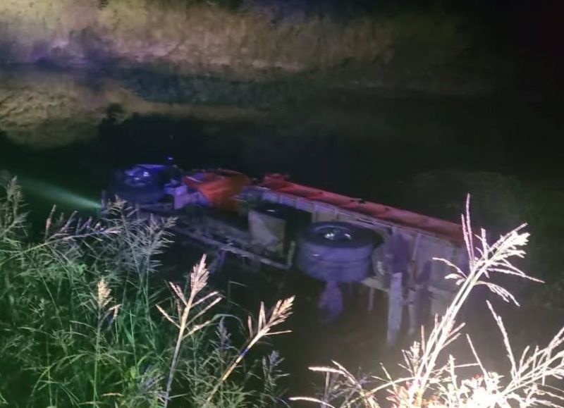Camión volcó en un canal de Resistencia: no hallaron ocupantes en el interior