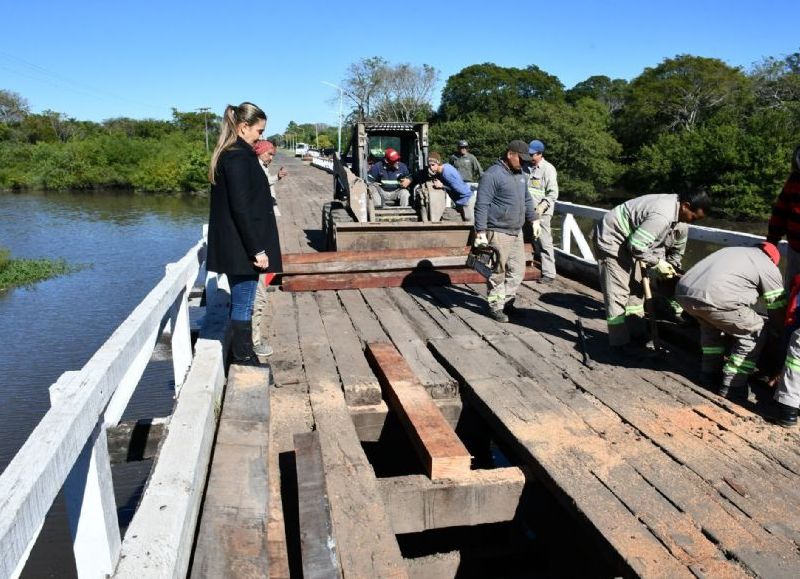 Reparan el puente de acceso y realizan limpieza de compuertas en Laguna Blanca