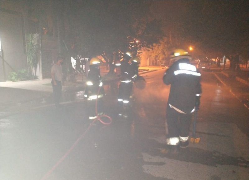 Susto por un principio de incendio en un local de artículos de limpieza, Bomberos lo pudo controlar