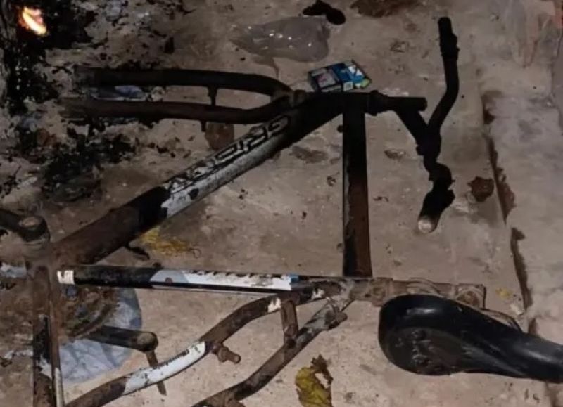 Un hombre discutió con su sobrino y, en represalia, le prendió fuego su bicicleta en Charata