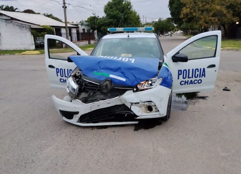 Patrullero protagonizó un fuerte choque con un auto al acudir a un robo en Resistencia