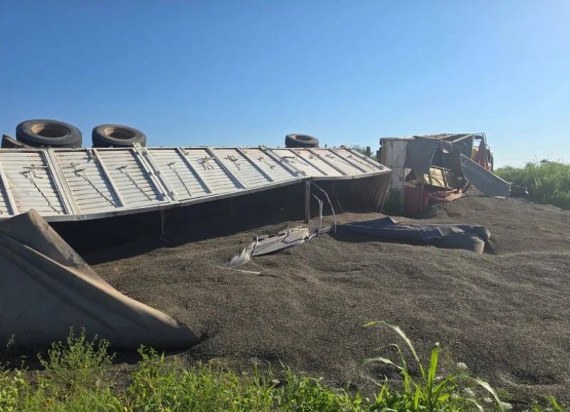 Volcó un camión que transportaba más de 28 mil kilos de semillas en Pampa del Infierno