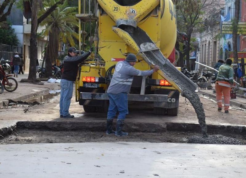 El municipio de Resistencia avanza en el arreglo de baches sobre calle López y Planes