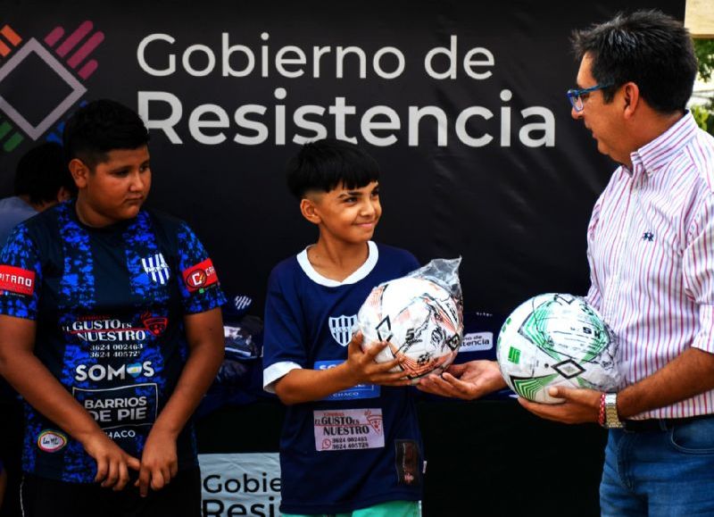 Martínez entregó indumentaria deportiva para la Fundación Atlas del Sur en Resistencia