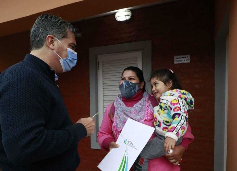 El Gobierno entregó diez viviendas en Las Garcitas y anunció la construcción de 20 unidades más