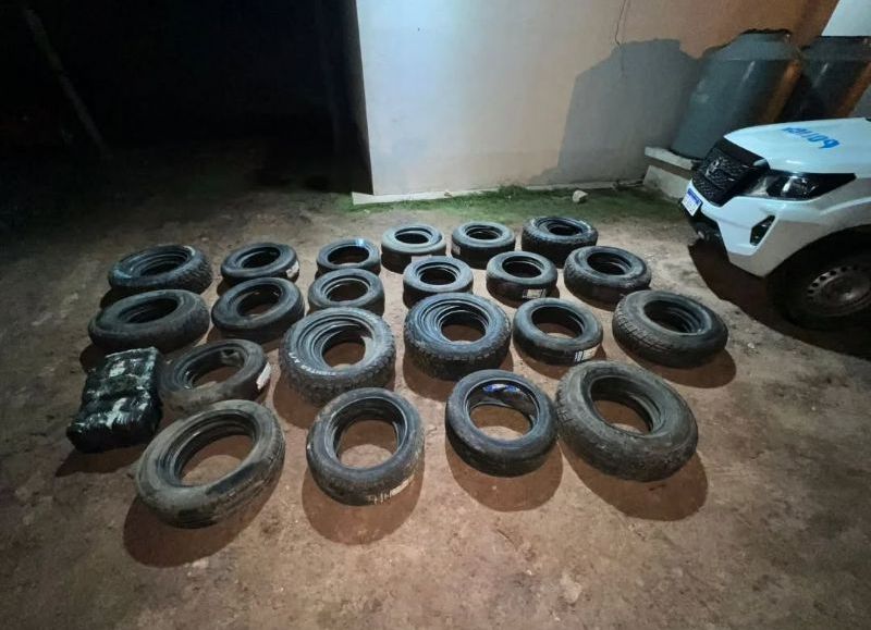 Villa Berthet: chocó una construcción y descubrieron que llevaba 72 cubiertas nuevas, droga y dinero