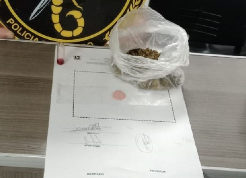 Descubrieron a una joven que intentó pasar droga a su novio detenido en Sáenz Peña