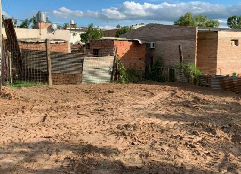 Se encontró una retroexcavadora realizando la modificación del suelo en la Laguna Francia