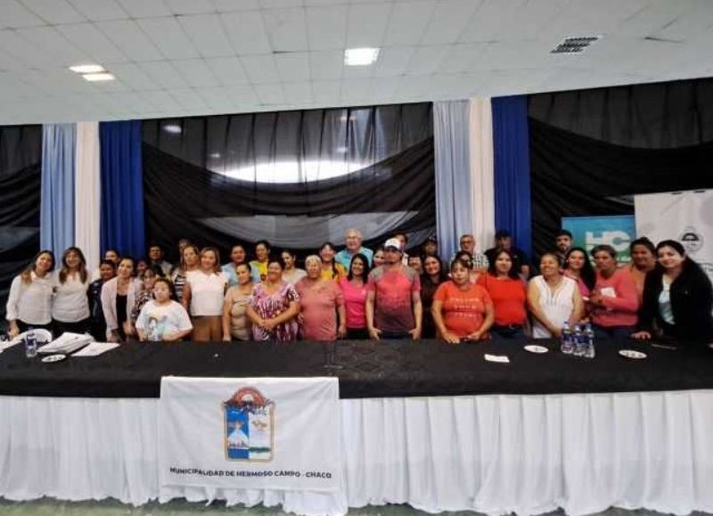 Hermoso Campo: familias firmaron títulos de propiedad junto al Gobierno provincial