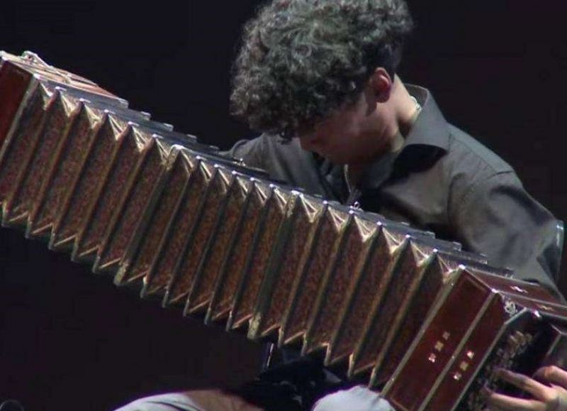 El bandoneonista Agustín Puyol fue ovacionado por el público en la Fiesta Nacional del Chamamé