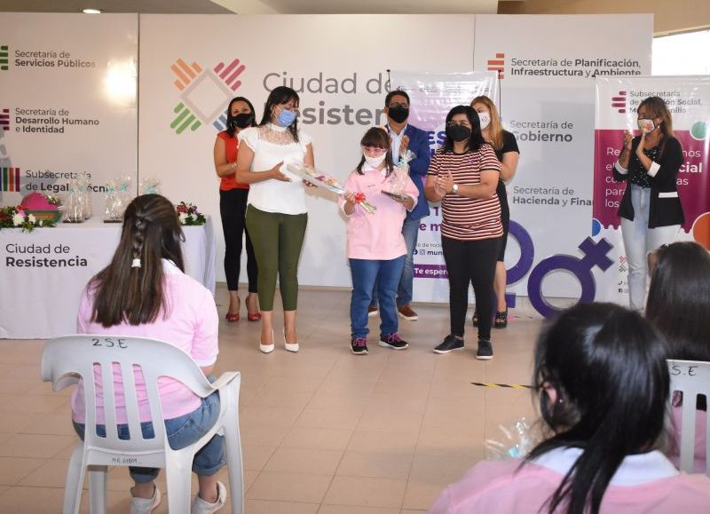 El municipio agasajó a trabajadoras municipales y de la confitería "Delicias para el Alma"