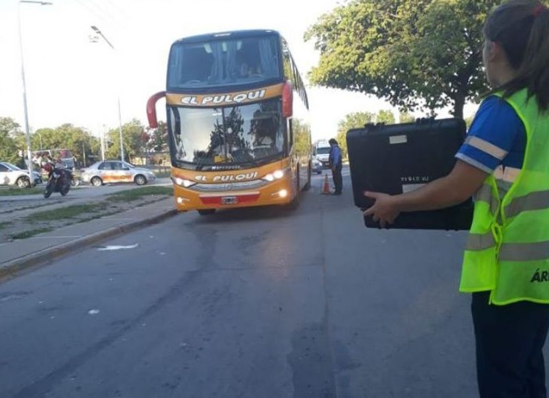 Controles sorpresa de alcoholemia a conductores de micros de larga distancia que llevan egresados