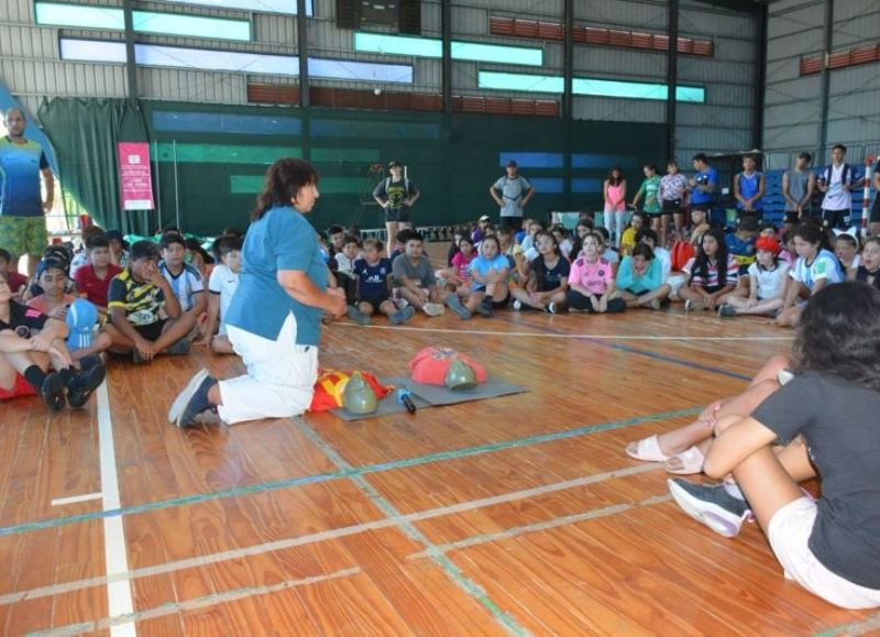 Dictaron charla sobre urgencias cardíacas para colonos y alumnos de educación física