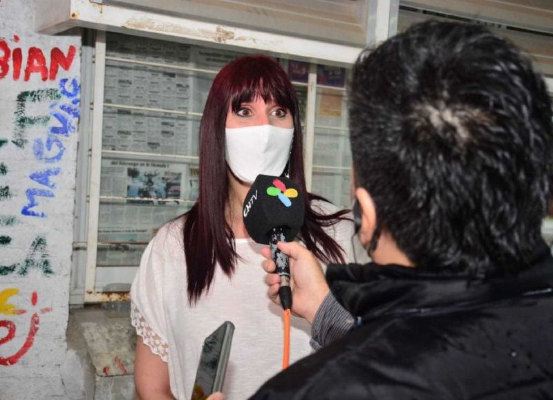 Votó Paola Benítez y destacó que, pese a la lluvia, las elecciones se desarrollan con normalidad