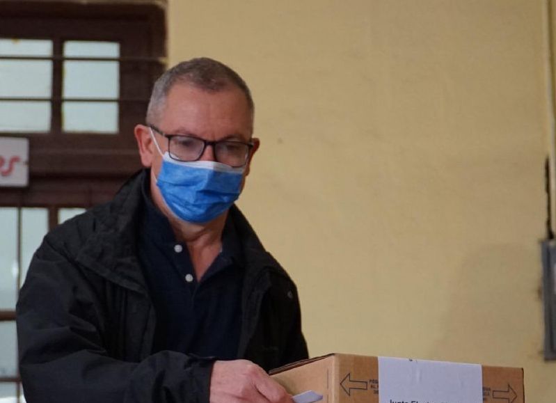 "El voto es el principal acto de cualquier democracia", dice Pedrini que votó en el Don Bosco
