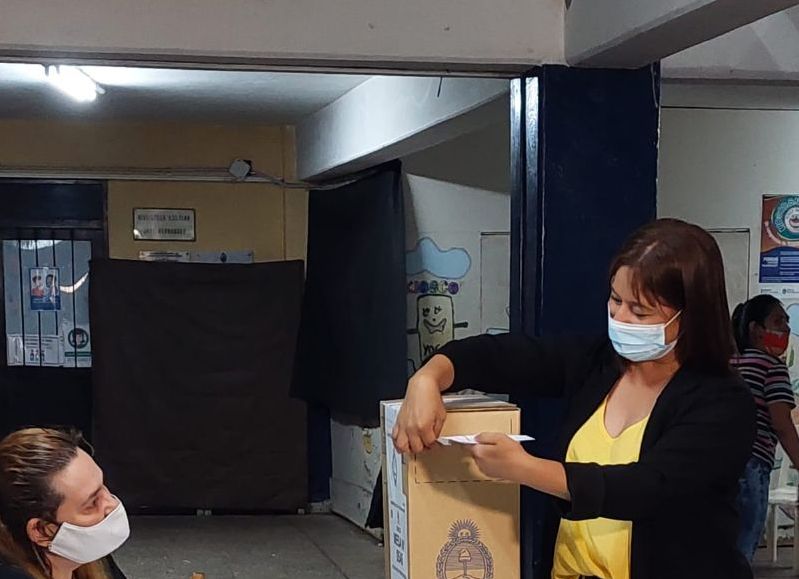 Patricia Lezcano emitió su voto en la Escuela 834: "Los comicios se desarrollan normalmente"