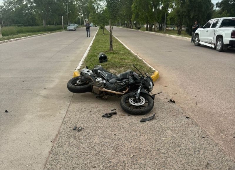 Un joven terminó con lesiones tras chocar en moto contra una camioneta en Villa Ángela