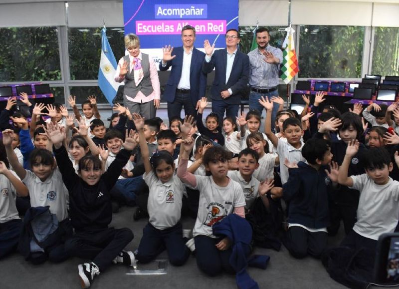 El Gobierno provincial entregó las primeras tablets del programa Escuelas Alfa en Red