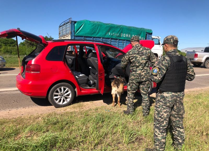 Caminera secuestró un auto y una moto adulterados durante un control vehicular