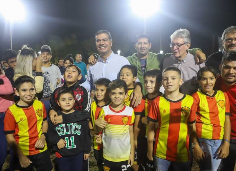 Capitanich inauguró una cancha de fútbol y anunció más cuadras de pavimento